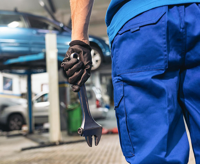 mechanicy służą pomocą i doświadczeniem podczas naprawy samochodu